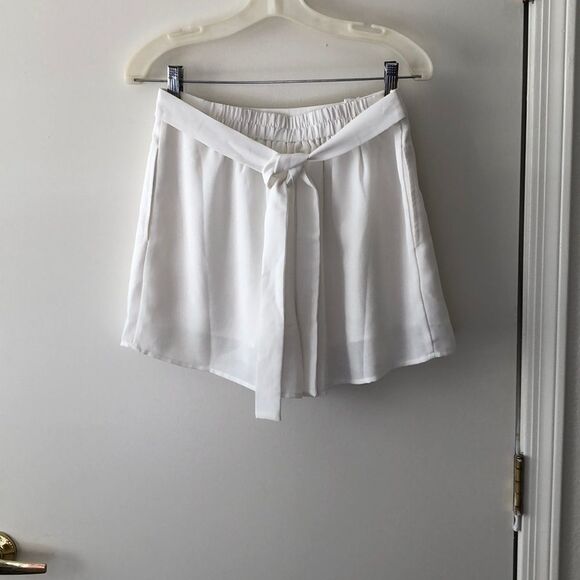 Elodie Pleated Shorts size M. White gently used - Picture 2 of 6